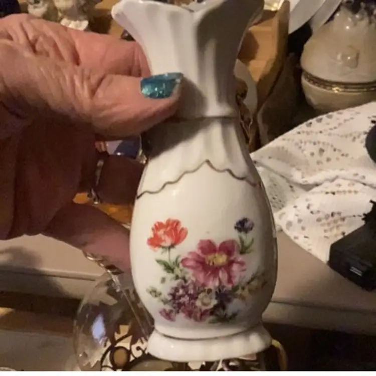 Flower vase chip on bottom