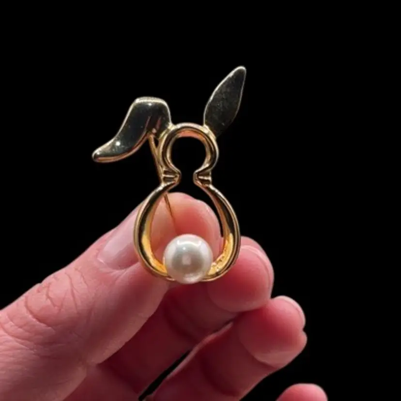 #14 Gold tone Bunny Rabbit With Faux Pearl Cotton Tail 1.5”🐰