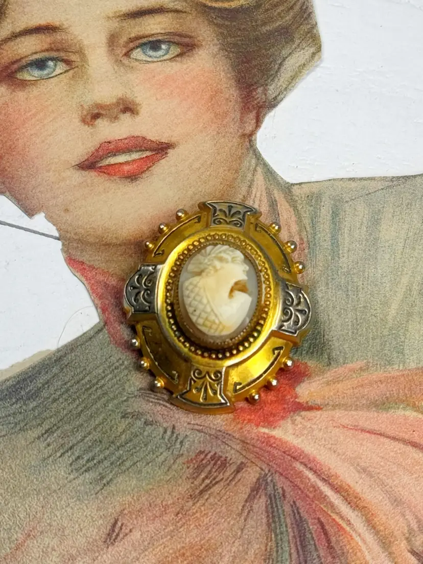 Vintage Carved Shell Cameo Brooch