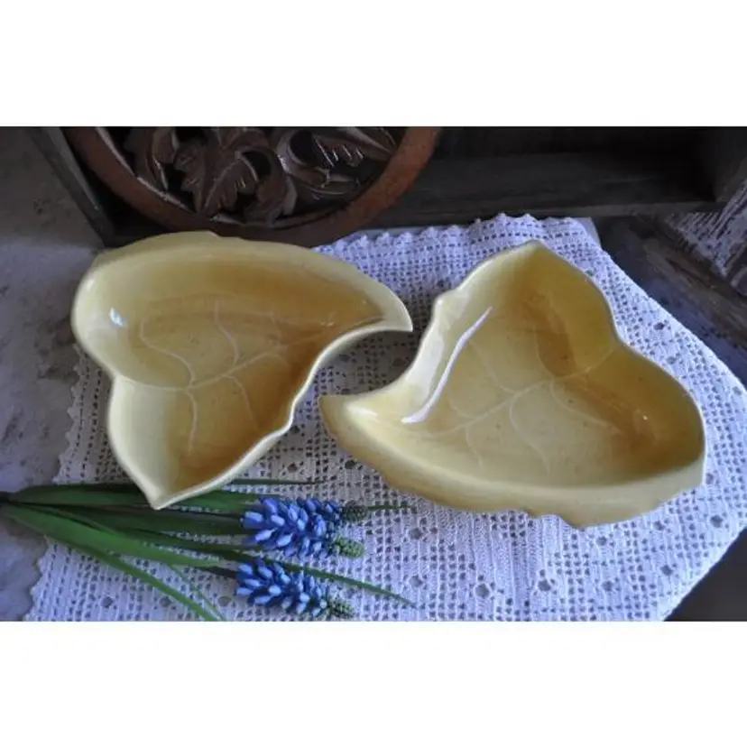 Mid-century Valley Vista of Calif USA Style 108 Leaf Shaped Dishes (set of 2)