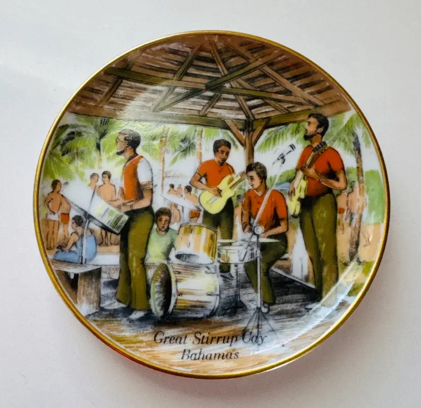 Nice Trinket Dish From Bahamas - Beautiful Detail And Colouring