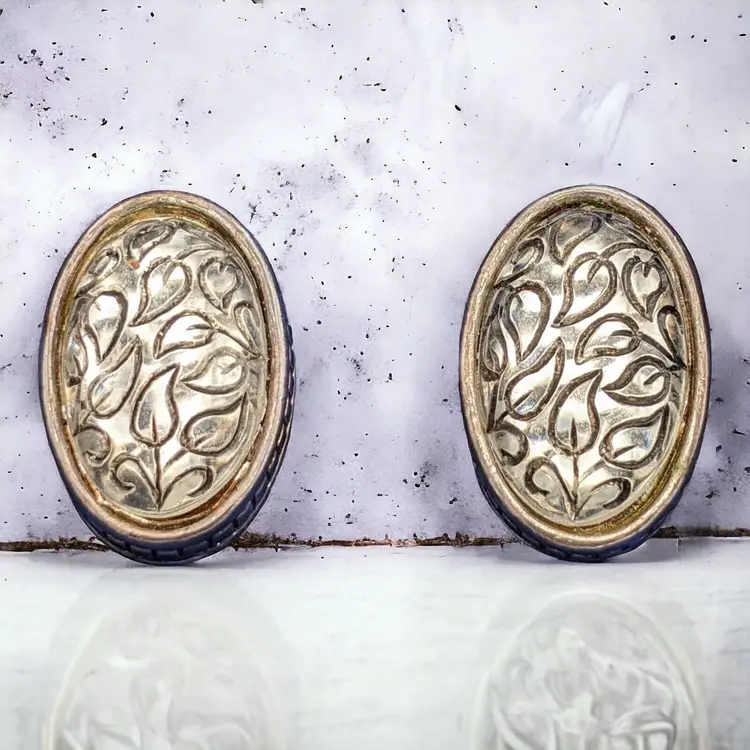 Clear Acrylic Glass Leaf Etched Oval Button Silvertone Clip-on Earrings