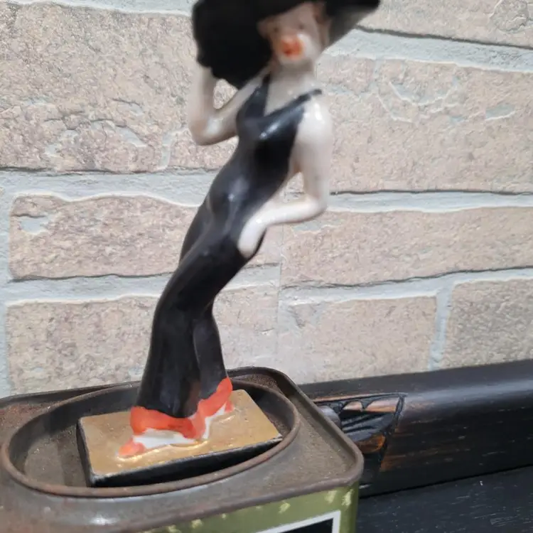 Vintage 1920-1930's Ceramic Fashion Flapper Girl