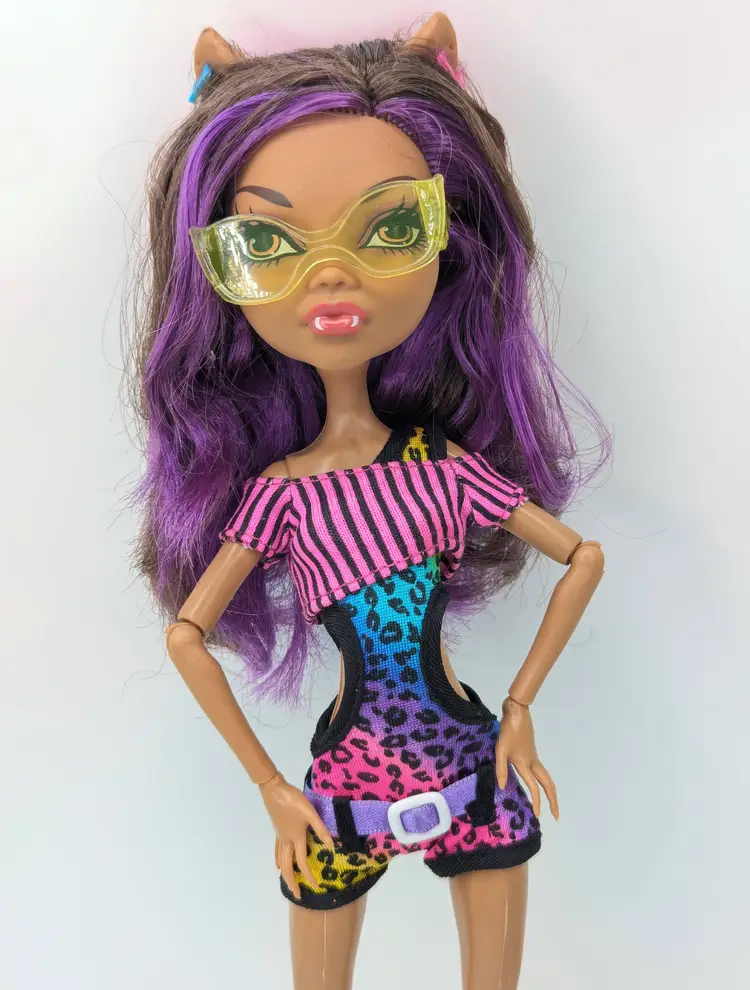 Monster High Clawdeen Wolf Gloom Beach Doll Mattel 2010 original outfit Earrings Glasses hands and one shoe