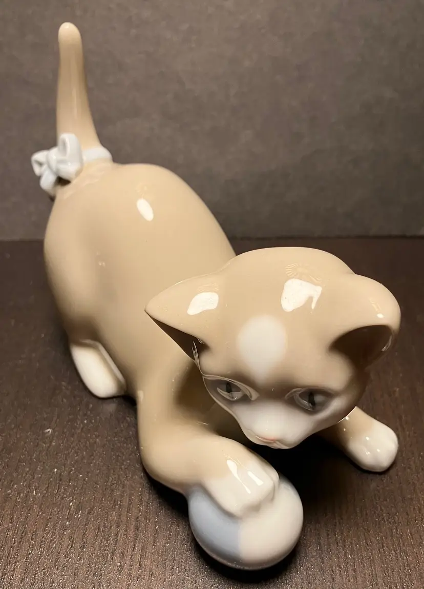 VTG Nao by Lladro Porcelain Cat Playing with blue and white ball
