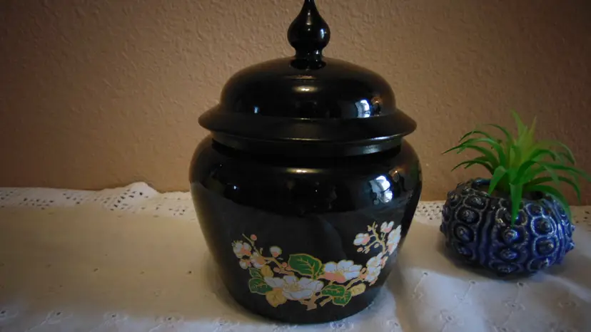 Beautiful Pre-Owned 1970 Vintage Black Amethyst Avon Ginger Jar with flowers