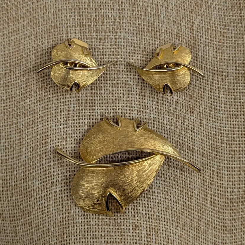 Vintage Fall Leaf Brooch & Clip On Earring Set Brushed Gold Tone Open Work