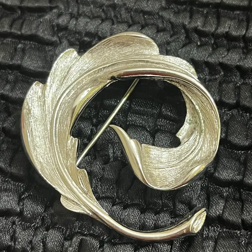 Vintage Monet Silvertone Round Leaf Brooch