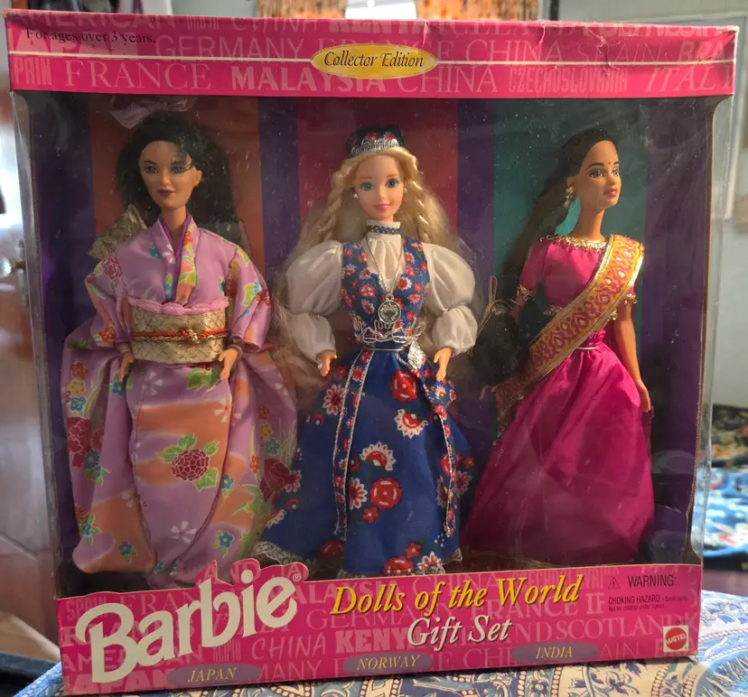 1995 Dolls of the World Gift Set Barbies