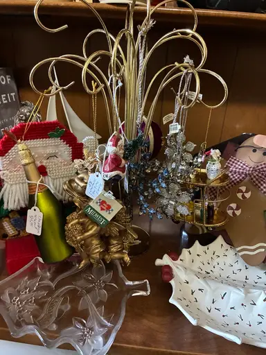 2/$1 Ornament Sale Left Over Christmas $1 Starts And Jewelry Sale! $5 $10 $20 $30 Some Higher Starts! 