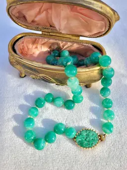Vtg Signed JOMAZ Peking Jadeite Glass Carved Floral Green Beaded Necklace 16"