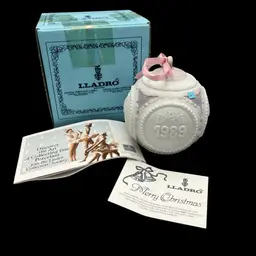 Lladro 1989 Annual Christmas Ball Ornament  Retired Porcelain No. 5656