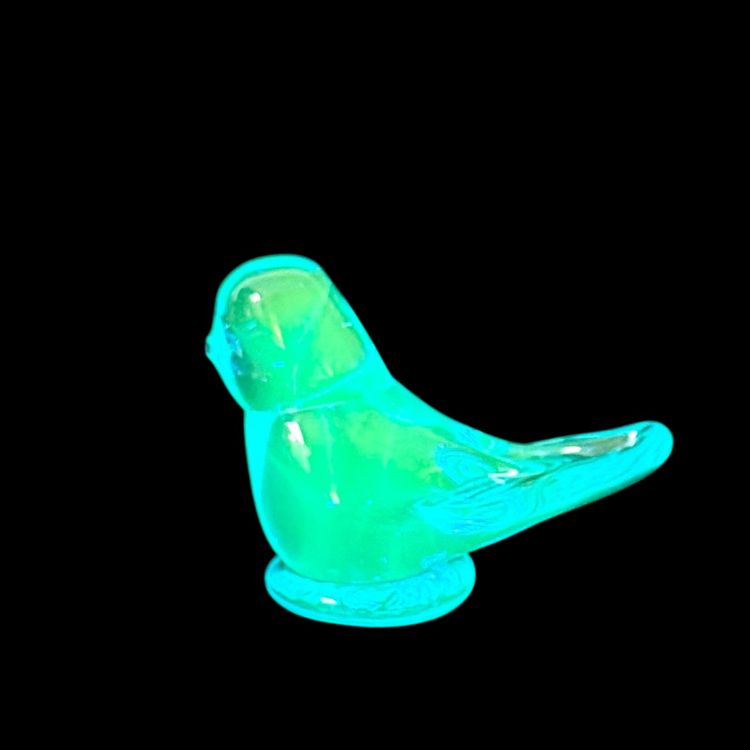 Bluebird Of Happiness Glass Figurine Ron Ray 1996 Signed And Dated Glows
2-3/4” T x 3-1/2” L x 1-1/2” W