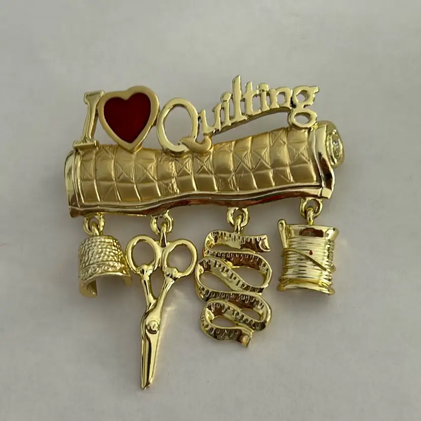 American Jewelry Chain Co I Love Quilting Pin