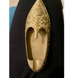 VINTAGE ETCHED BRASS SLIPPER  ASHTRAY OR ALADDIN SHOE ASHTRAY