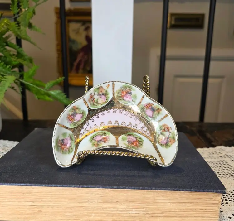 VINTAGE ARNART PORCELAIN COURTING COUPLE CRESCENT DISH