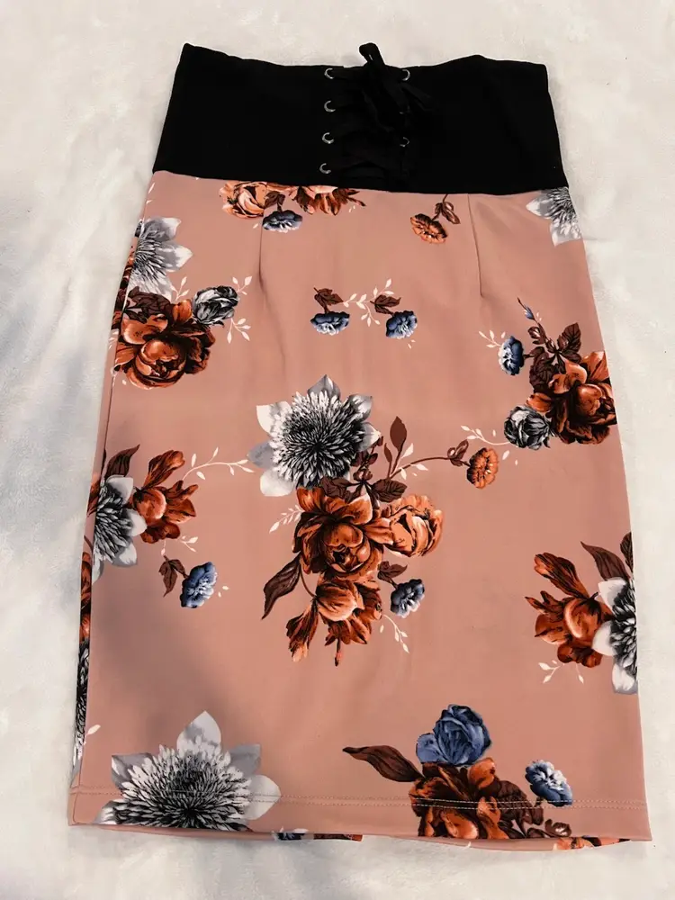 Floral mid skirt
Size M
By Potter Pot