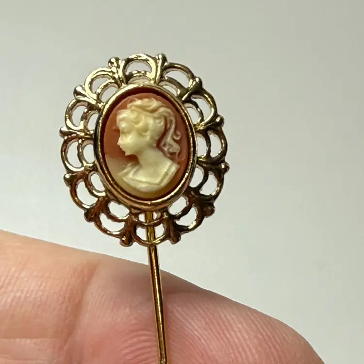 Vintage Left Facing Cameo Gold Tone Stick Pin