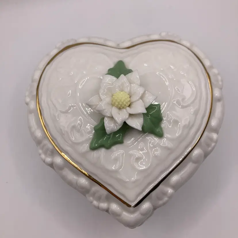 Heart Shaped Porcelain Music Box! 3 1/2” Tall x 4” Wide! White Christmas! Collector Edition Heritage House , Inc.