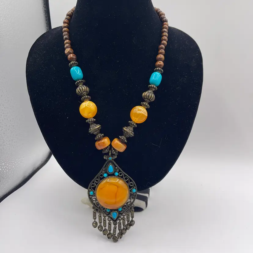 Necklace 24” Large Yellow Stone Some Stones Glow
