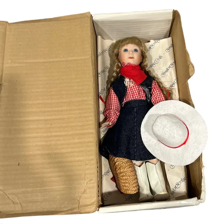 Cynthia Woodie 1991 Lisa Heritage Bisque Porcelain Heritage Vacation Doll In Box