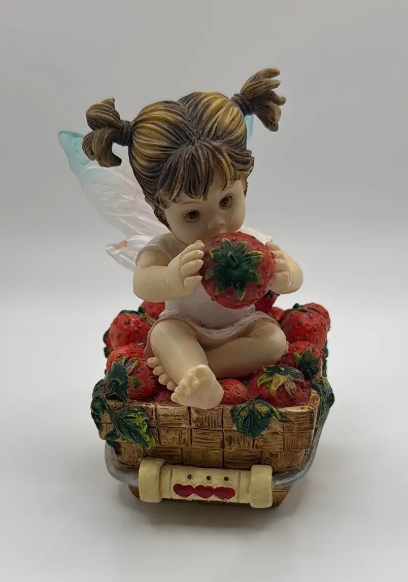 My Little Kitchen Fairies BERRY FAIRIE Figurine Strawberries Basket Acrylic Wing