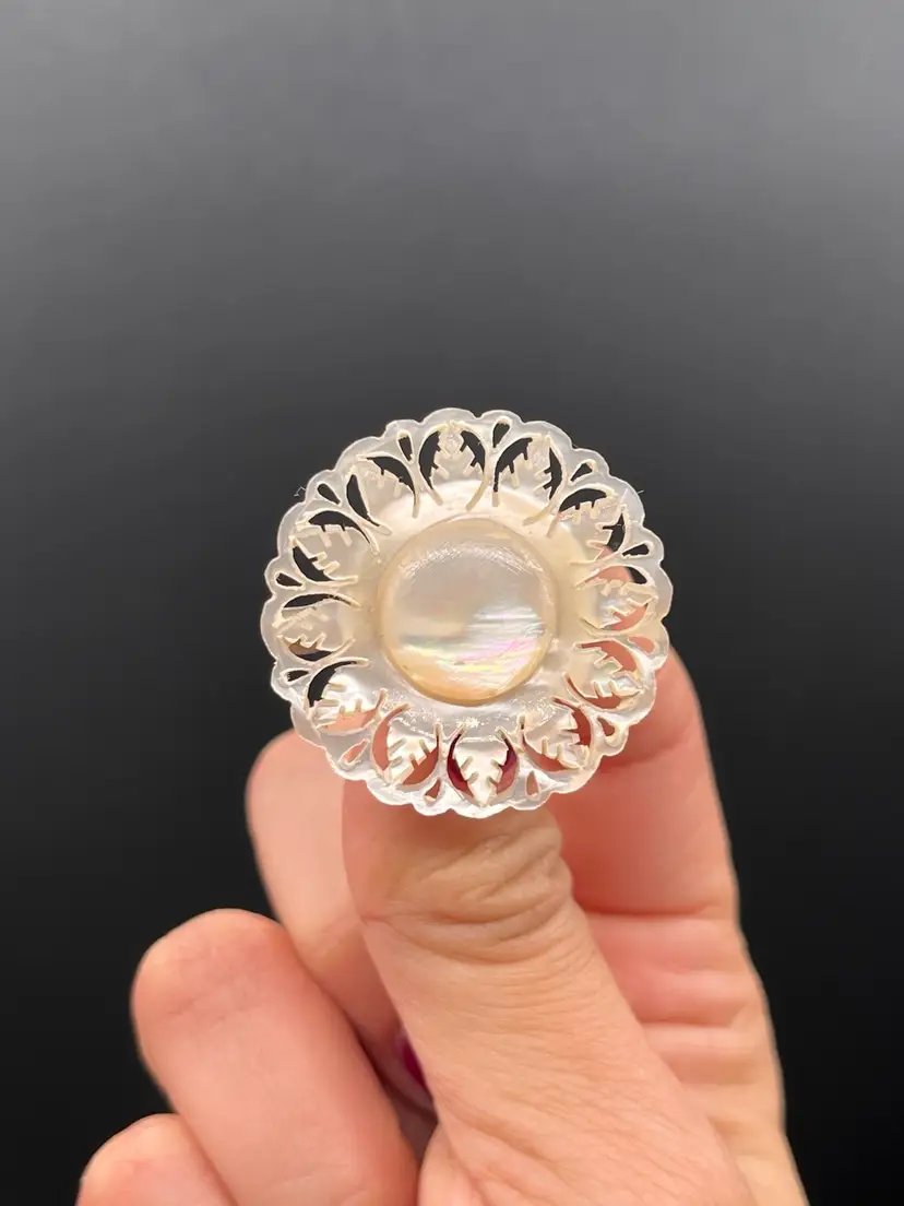 Victorian Antique Hand Carved Mother Of Pearl Round Wreath Leaf Motif Brooch 1.26”