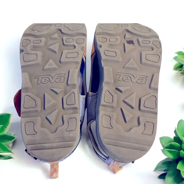 Teva Hurricane Seekado Big Kids
Walking Sandals
Size 4