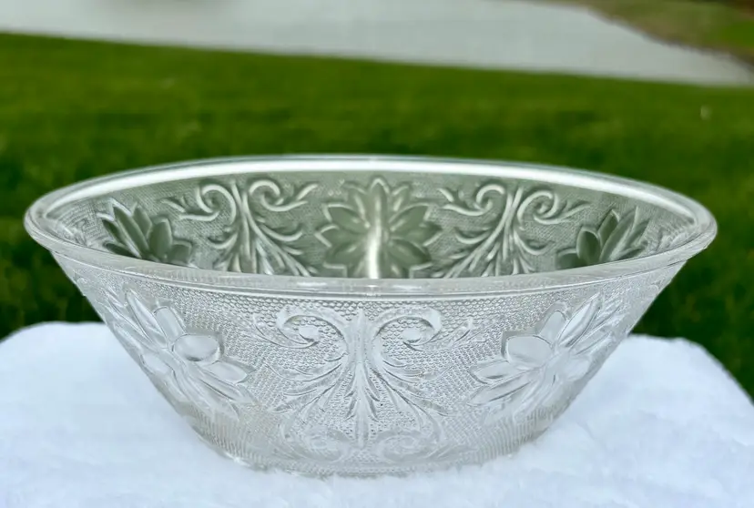 8" Large Fruit Bowl Sandwich Clear
by INDIANA GLASS