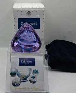 #01 Caithness, Scotland NEW IN BOX, NEODYMIUM/Alexandrite. Pebble-Blue/White, Paperweight