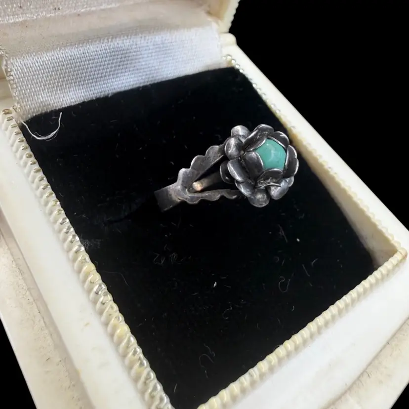 vintage sterling silver flower ring with a round turquoise stone- Size 5.5