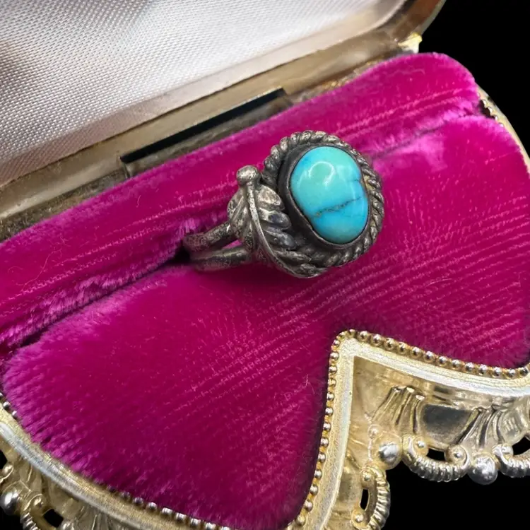 vintage Native American Navajo sterling silver ring featuring a turquoise stone and a foliate design- Size 9