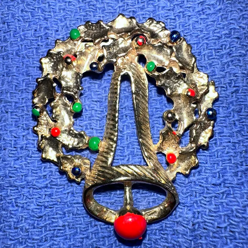 Vintage Mid Century Christmas Brooch Pin Goldtone Metal Wreath With A Bell