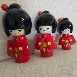 Three Kokeshi Wood Geisha Girl Dolls In Red Kimonos