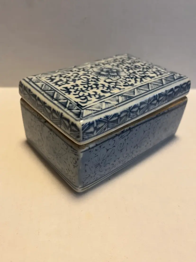 Vintage Chinese Blue and White Porcelain Lidded Ink Box  Trinket Box Floral