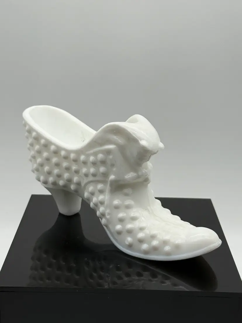 Fenton White Hobnail Cat Slipper