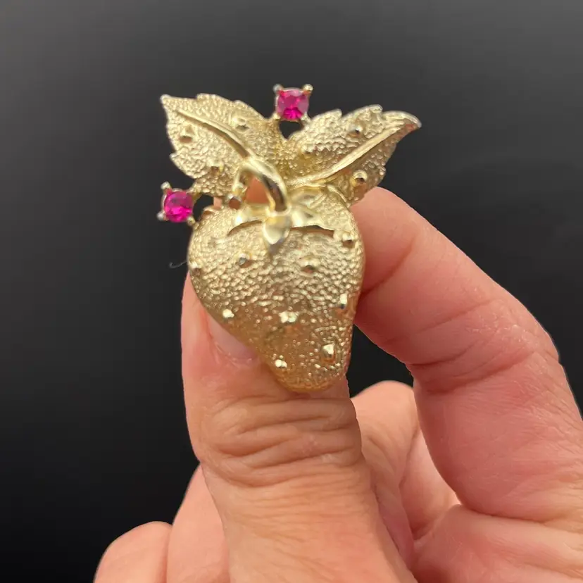 Gold Tone & Bright Pink Rhinestone Strawberry Brooch Pin 1.25🍓
