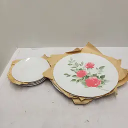 Vintage Set for 4 Melamine White Floral Dinner Plates & Saucers