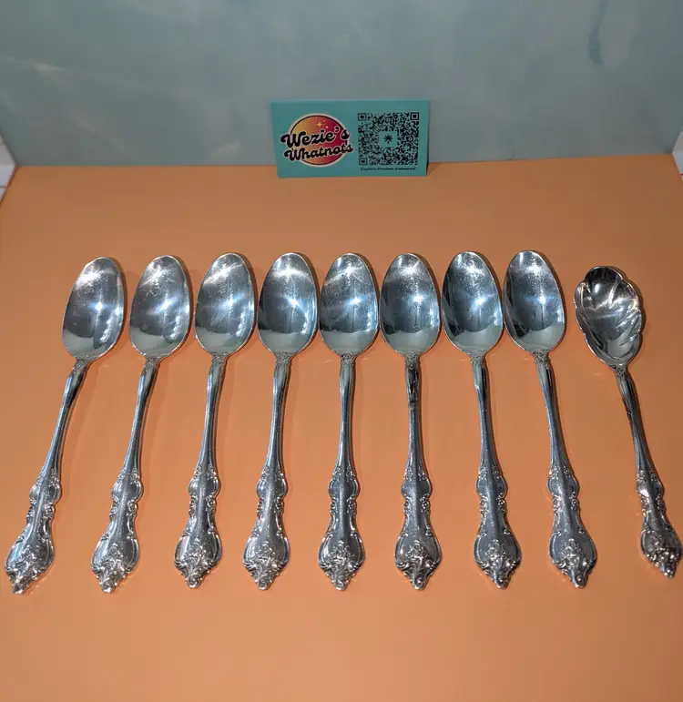 International Orleans Deepsilver set of 8 teaspoons and 1 sugar shell