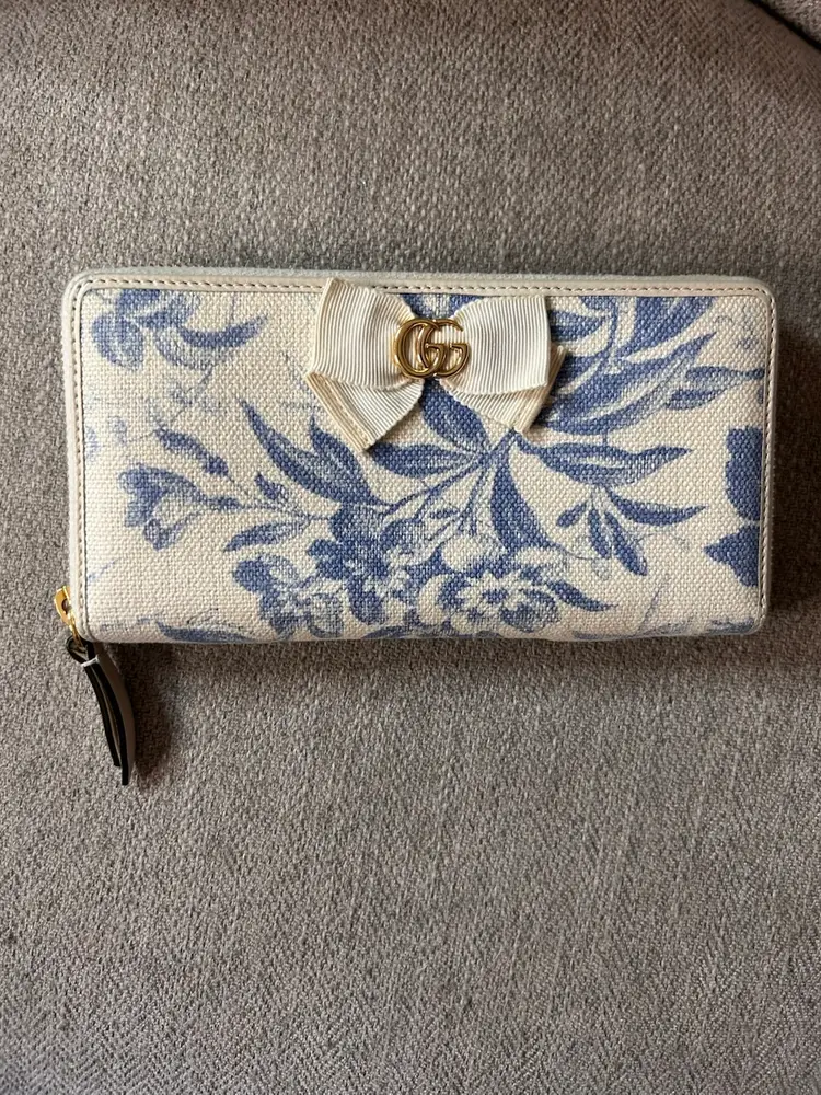 Gucci Japan Exclusive Zip Wallet With Blue Flowers And The Classic Gucci Bow