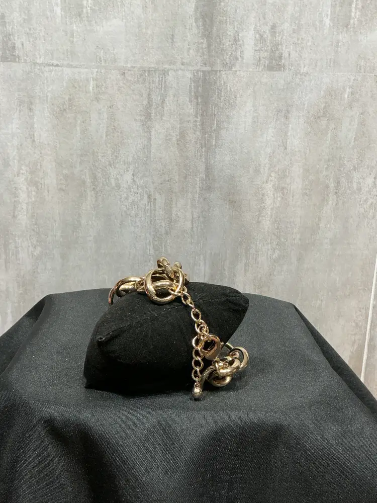 1990’s lobster claw closure double oval gold tone chain bracelet. Heavy