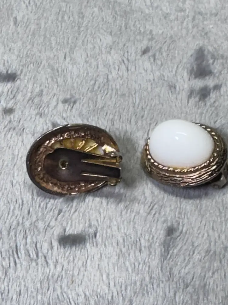 #09- Vintage Gold Tone Rope Textures Oval Clip On Earrings