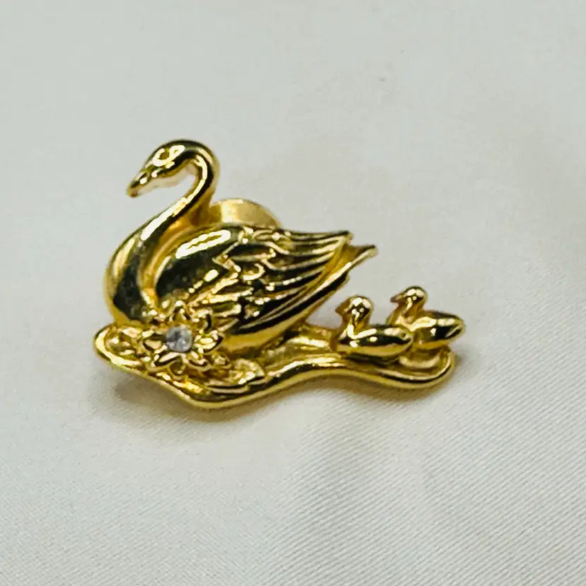 A063 - Avon Mom & Baby Swans Rhinestone Pin