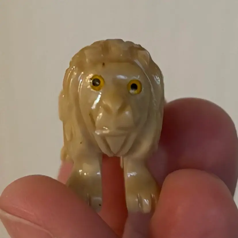 Vintage Stone Miniature Beige Lion