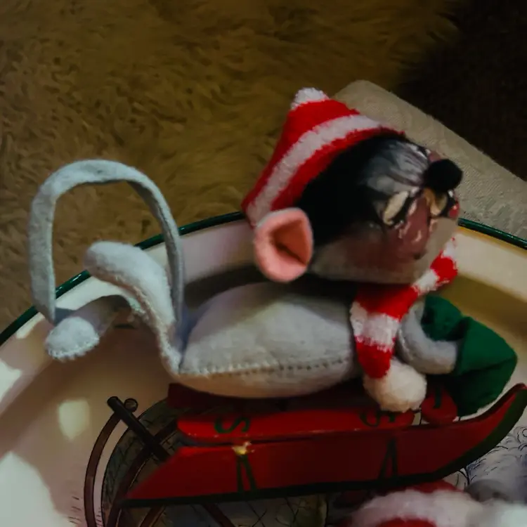 Annalee Christmas Doll Mouse on Radio Flyer style Sled Vintage 1989 As is *