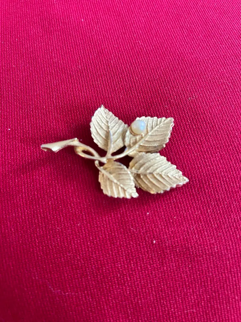 Vtg DFA Four Leaf Faux Pearl Brooch Pin (J341)
