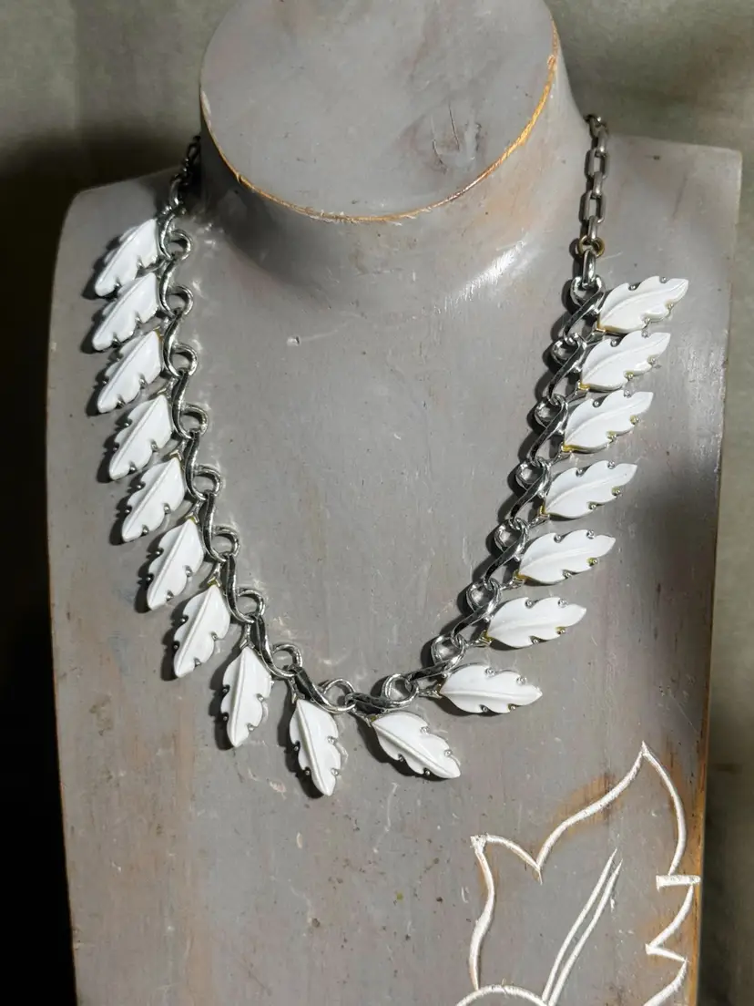 Vintage Plastic Thermoset White Necklace 16”