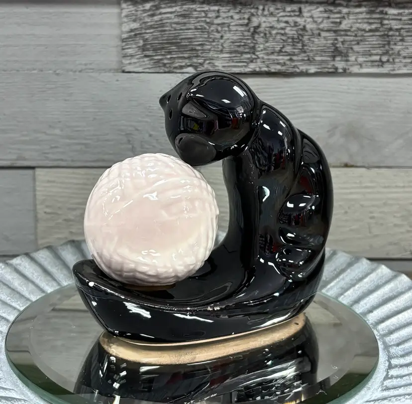 Vintage 1990’s Artmark Cat/Kitten Playing With Yarn Salt And Pepper Shakers