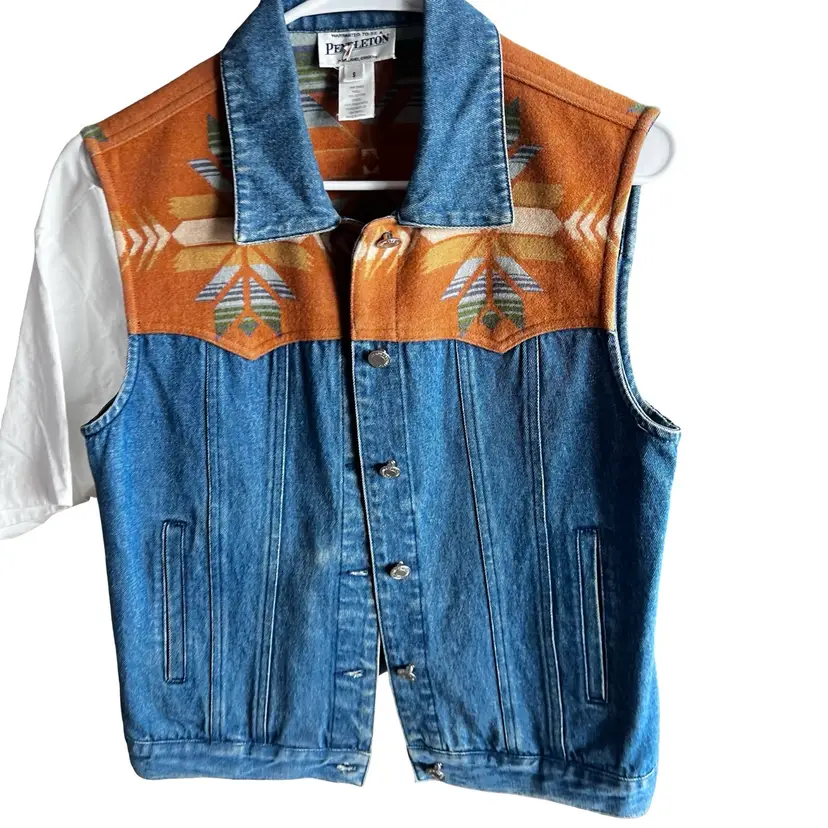 06 Vintage Pendleton Women’s Southwestern Small Vest