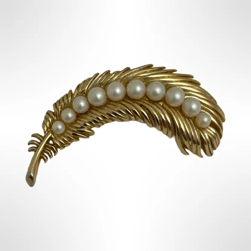Vintage Crown Trifari Gold Tone Feather Brooch With Faux Pearls
